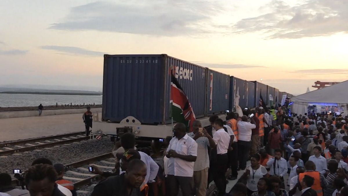 فخ القروض الصينيّة في القارة السوداء.. تورّط كينيا وتقودها نحو الإنهيار