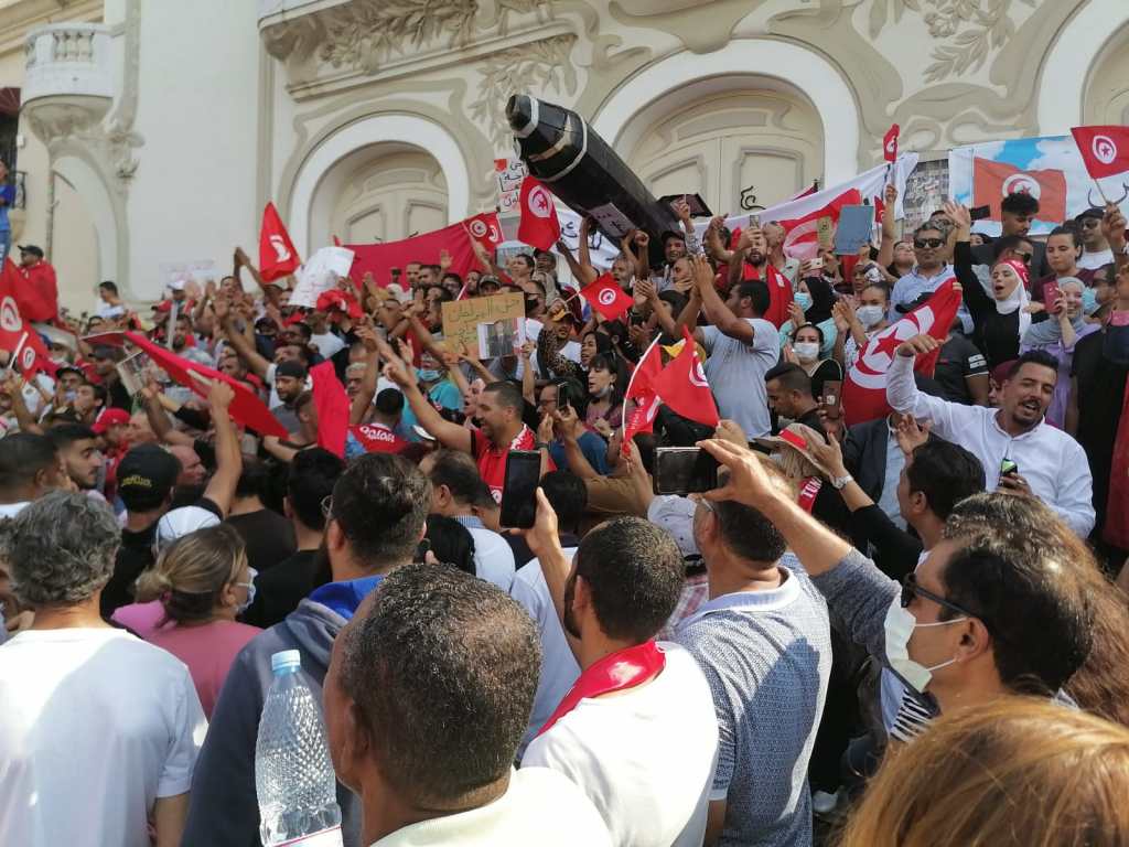 مسيرة حاشدة في شارع الحبيب بورقيبة في تونس دعما للرئيس قيس سعيد 1 مسيرة حاشدة في شارع الحبيب بورقيبة في تونس دعما للرئيس قيس سعيد