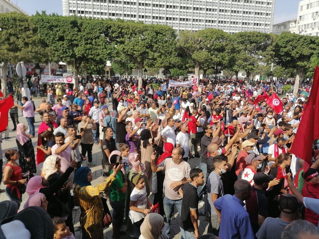 مسيرة حاشدة في شارع الحبيب بورقيبة في تونس دعما للرئيس قيس سعيد 2 مسيرة حاشدة في شارع الحبيب بورقيبة في تونس دعما للرئيس قيس سعيد