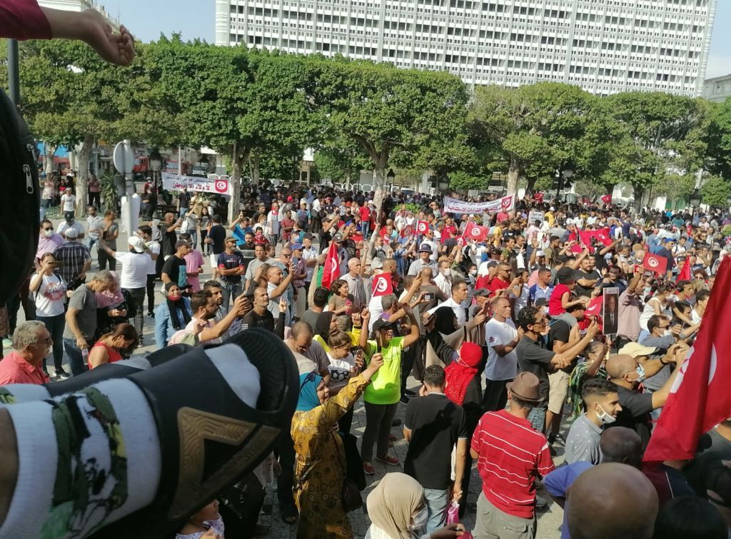 مسيرة حاشدة في شارع الحبيب بورقيبة في تونس دعما للرئيس قيس سعيد 3 مسيرة حاشدة في شارع الحبيب بورقيبة في تونس دعما للرئيس قيس سعيد