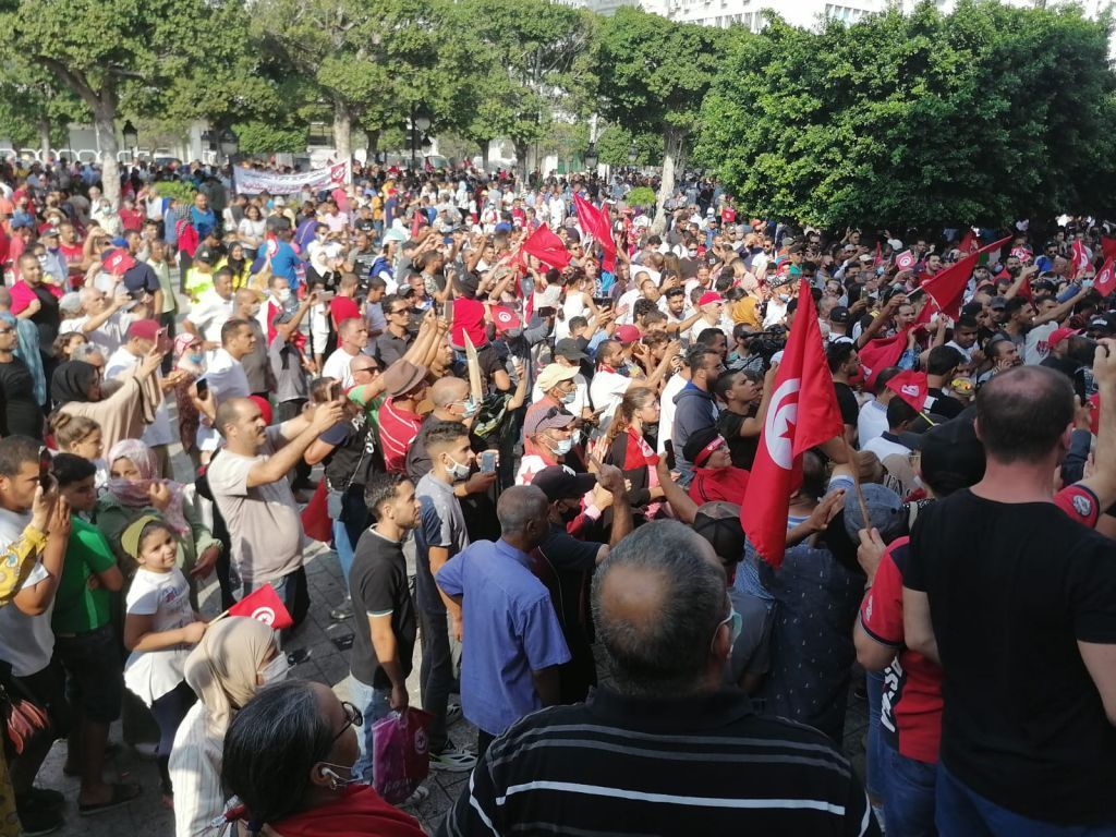 مسيرة حاشدة في شارع الحبيب بورقيبة في تونس دعما للرئيس قيس سعيد 5 مسيرة حاشدة في شارع الحبيب بورقيبة في تونس دعما للرئيس قيس سعيد