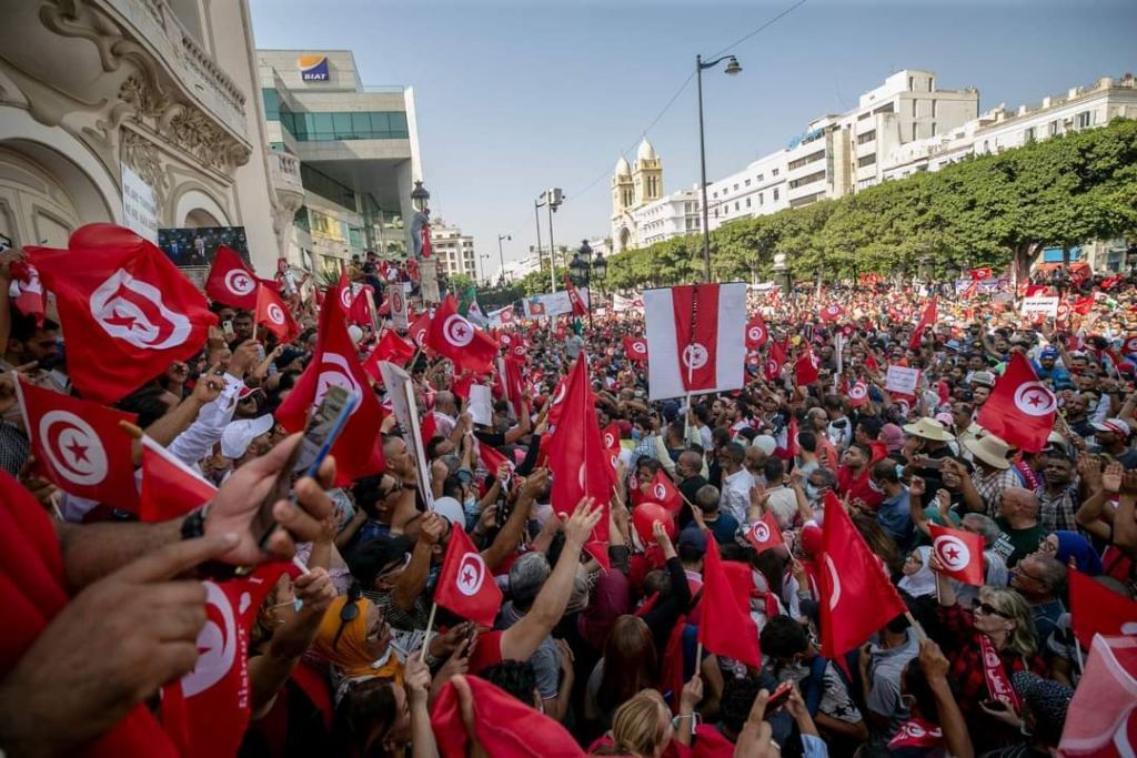 مسيرة حاشدة في شارع الحبيب بورقيبة في تونس دعما للرئيس قيس سعيد 6 مسيرة حاشدة في شارع الحبيب بورقيبة في تونس دعما للرئيس قيس سعيد