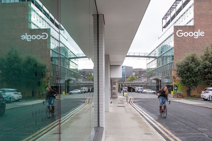 شعار شركة غوغل على مبنى