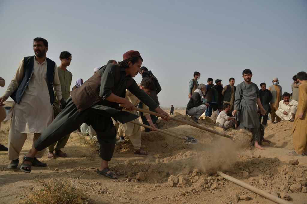 قندوز تشيّع ضحايا التفجير الانتحاري على المسجد