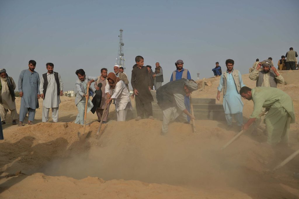 قندوز تشيّع ضحايا التفجير الانتحاري على المسجد