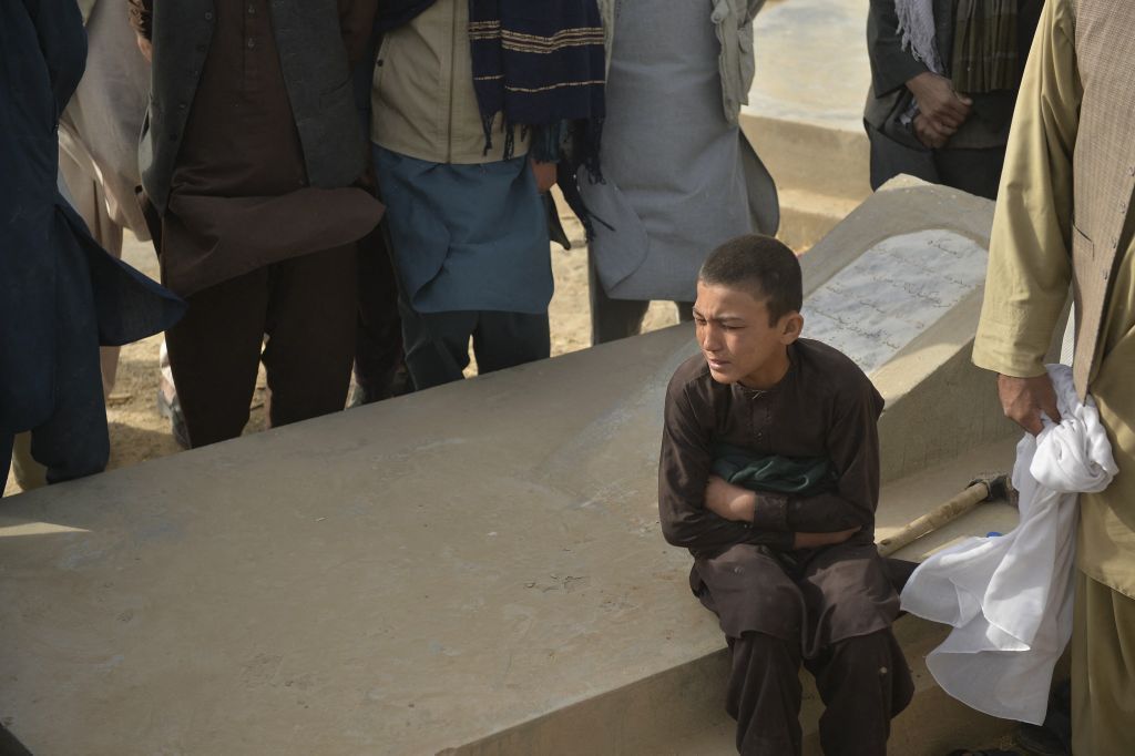 قندوز تشيّع ضحايا التفجير الانتحاري على المسجد