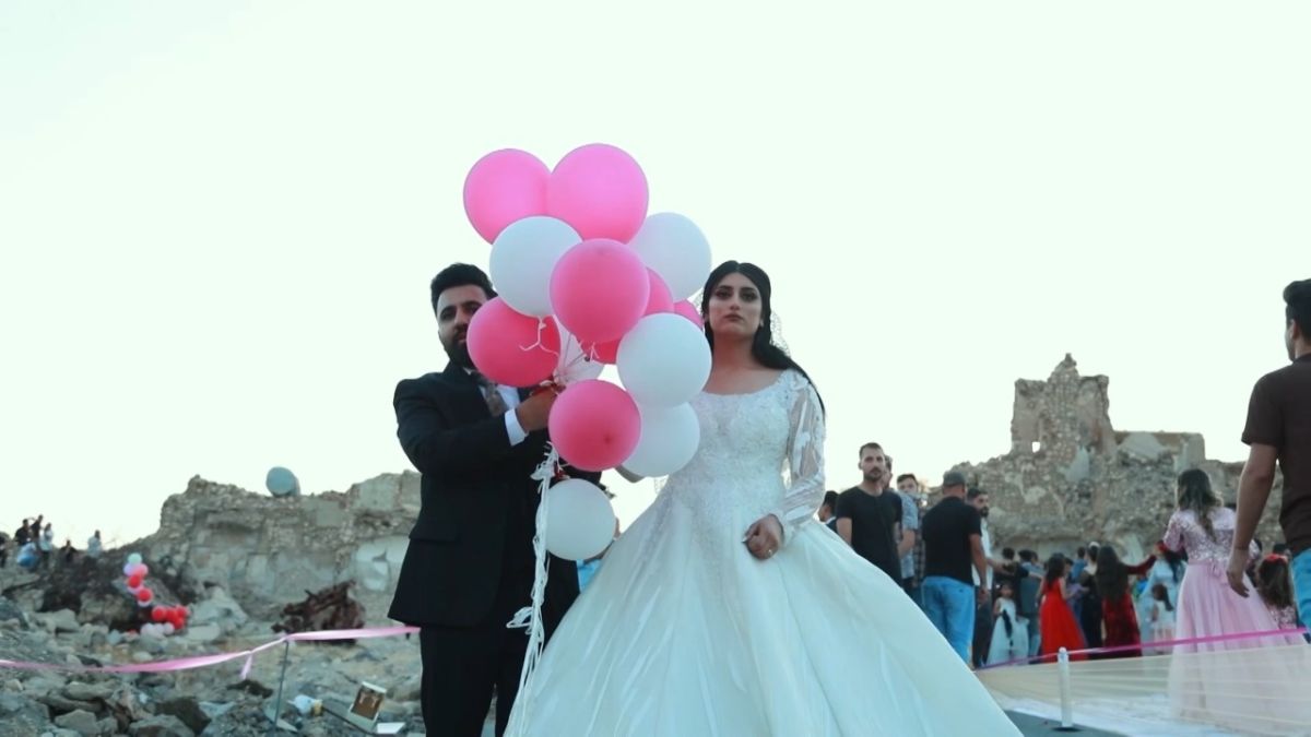 من الظلمات إلى النور.. "نايف ومنى" من سنجار يقيمان عرسهما على أنقاض المدينة