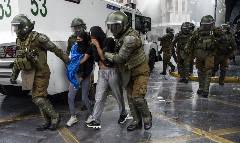 بالصور.. مقتل امرأة وجرح 17 شخصاً خلال مواجهات بين الشرطة ومتظاهرين من السكان الأصليين في تشيلي