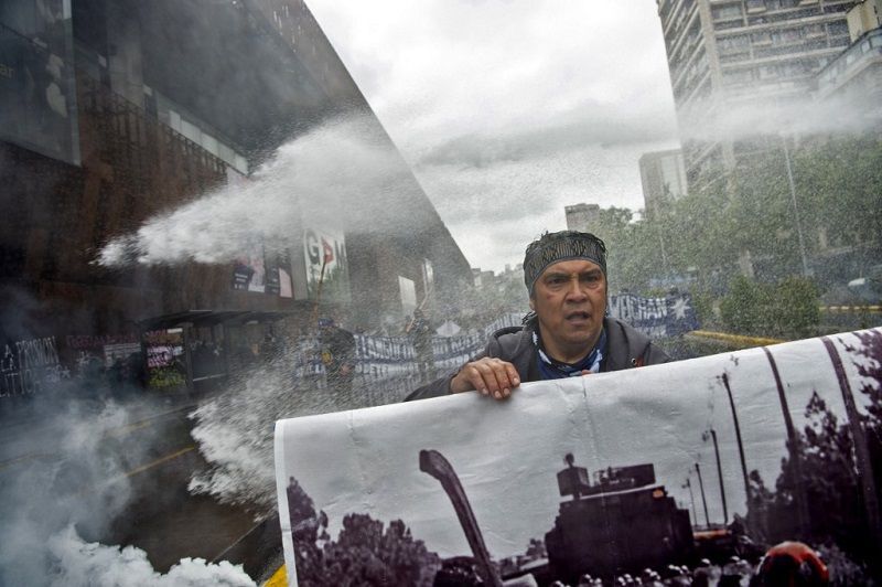 بالصور.. مقتل امرأة وجرح 17 شخصاً خلال مواجهات بين الشرطة ومتظاهرين من السكان الأصليين في تشيلي