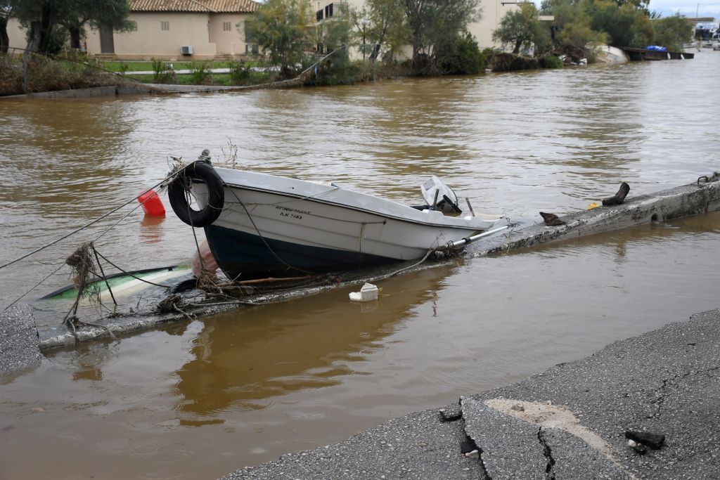 إغلاق المدارس والخدمات العامة في أثينا بسبب فيضانات شديدة