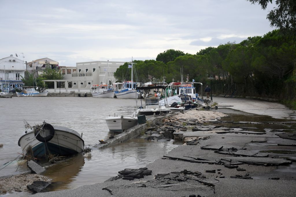 إغلاق المدارس والخدمات العامة في أثينا بسبب فيضانات شديدة