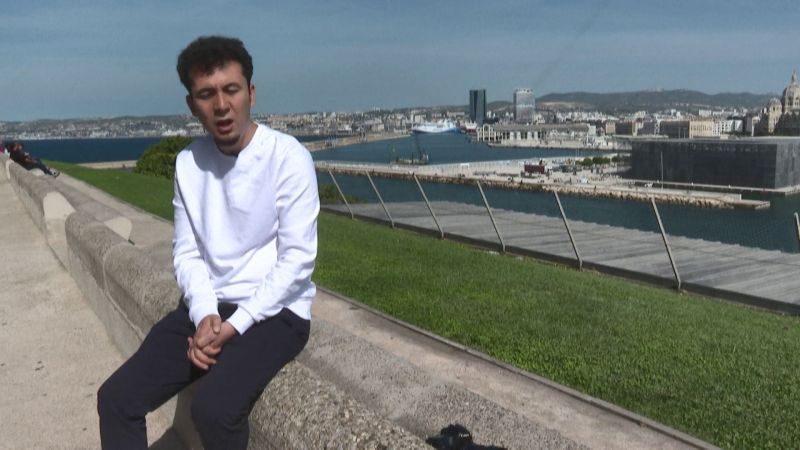 فنانون أفغان يبحثون عن بداية جديدة بعد الهرب من جحيم طالبان إلى فرنسا