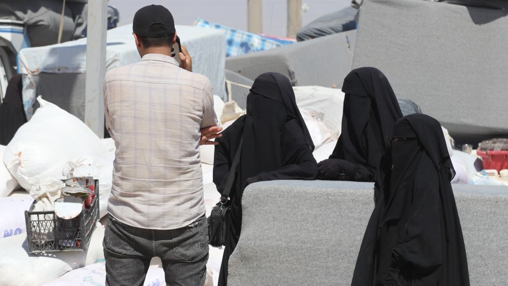 عائلات داعشية تغادر مخيم الهول للاندماج من جديد في المجتمع