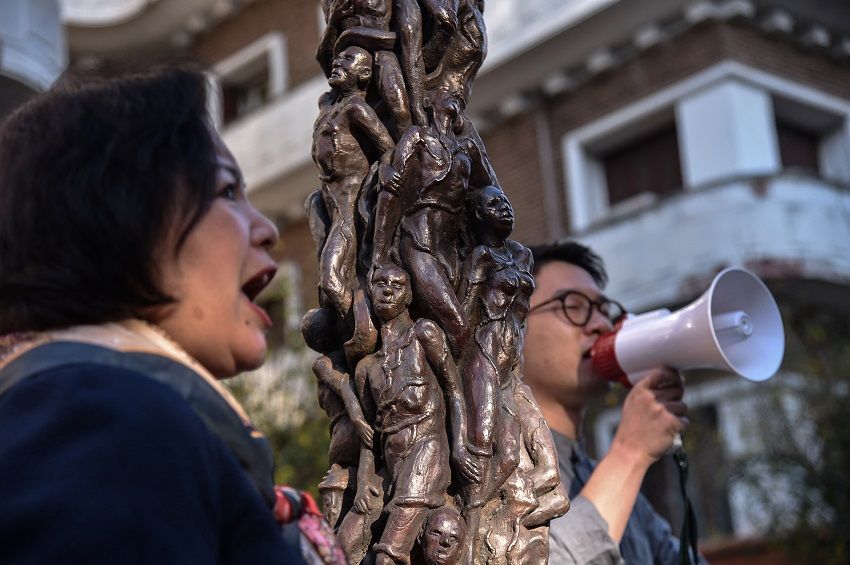 بعدما أصبح رمزاً.. "عامود العار" أمام السفارة الصينية في روما 1 بعدما أصبح رمزاً.. "عامود العار" أمام السفارة الصينية في روما