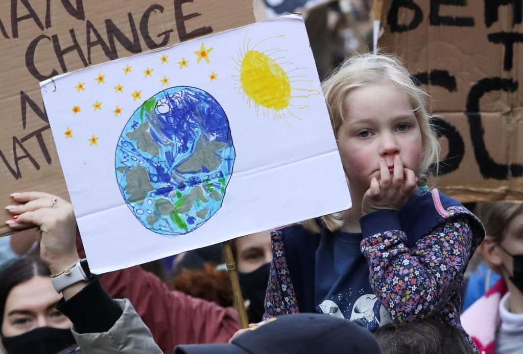 الشباب يقولون كلمتهم… مظاهرات في غلاسكو للتنديد بتقاعس قادة العالم خلال قمة المناخ 2 الشباب يقولون كلمتهم… مظاهرات في غلاسكو للتنديد بتقاعس قادة العالم خلال قمة المناخ