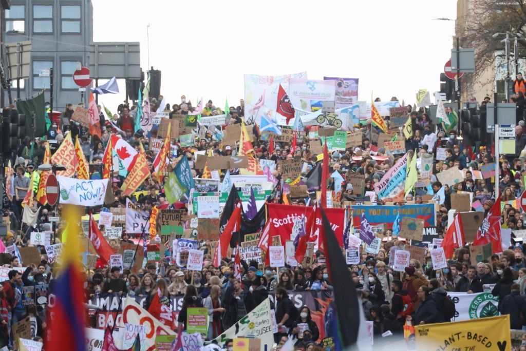 الشباب يقولون كلمتهم… مظاهرات في غلاسكو للتنديد بتقاعس قادة العالم خلال قمة المناخ 3 الشباب يقولون كلمتهم… مظاهرات في غلاسكو للتنديد بتقاعس قادة العالم خلال قمة المناخ