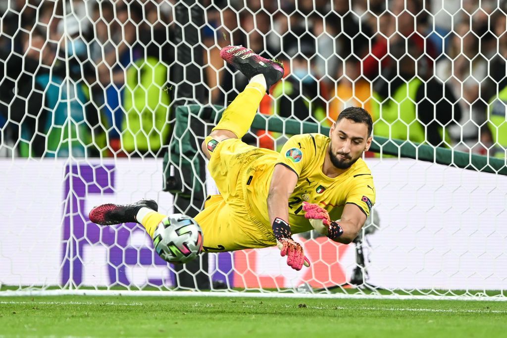 الكرة الذهبية.. ميسي وصلاح على رأس قائمة أبرز 10 مرشحين للفوز بالجائزة