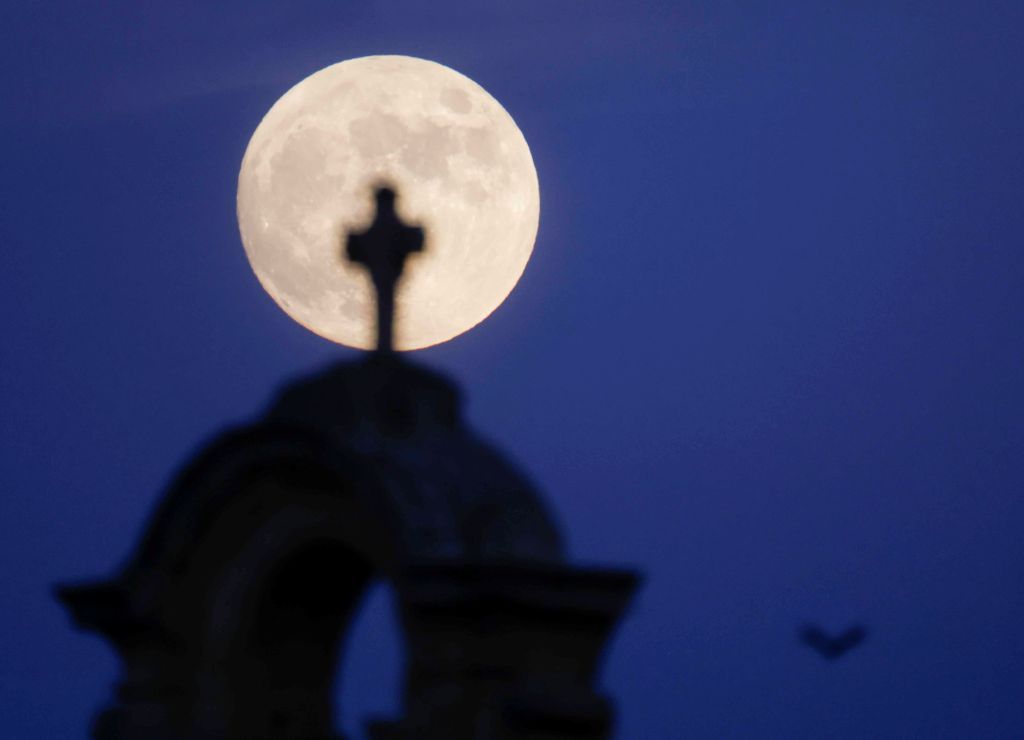 كوكب الأرض يشهد أطول خسوف جزئي للقمر منذ فبراير من عام 1440