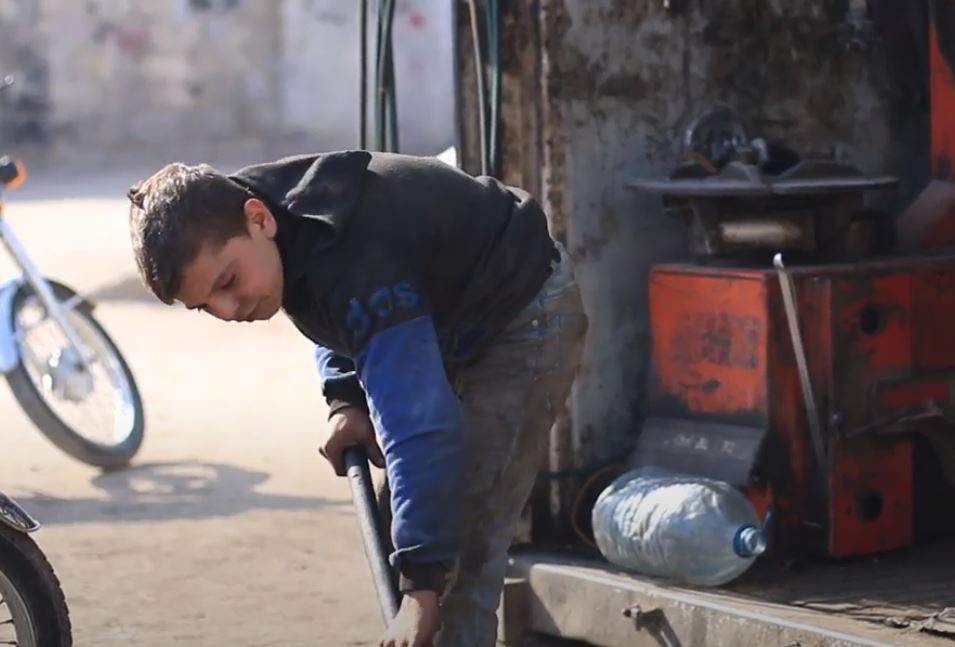 في يومهم العالمي.. "الطفولة" تغيب عن واقع الأطفال في سوريا 1 في يومهم العالمي.. "الطفولة" تغيب عن واقع الأطفال في سوريا