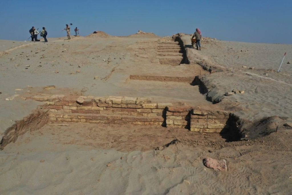 اكتشاف آثار في ذي قار تعود لمئات السنين قبل الميلاد 1 اكتشاف آثار في ذي قار تعود لمئات السنين قبل الميلاد