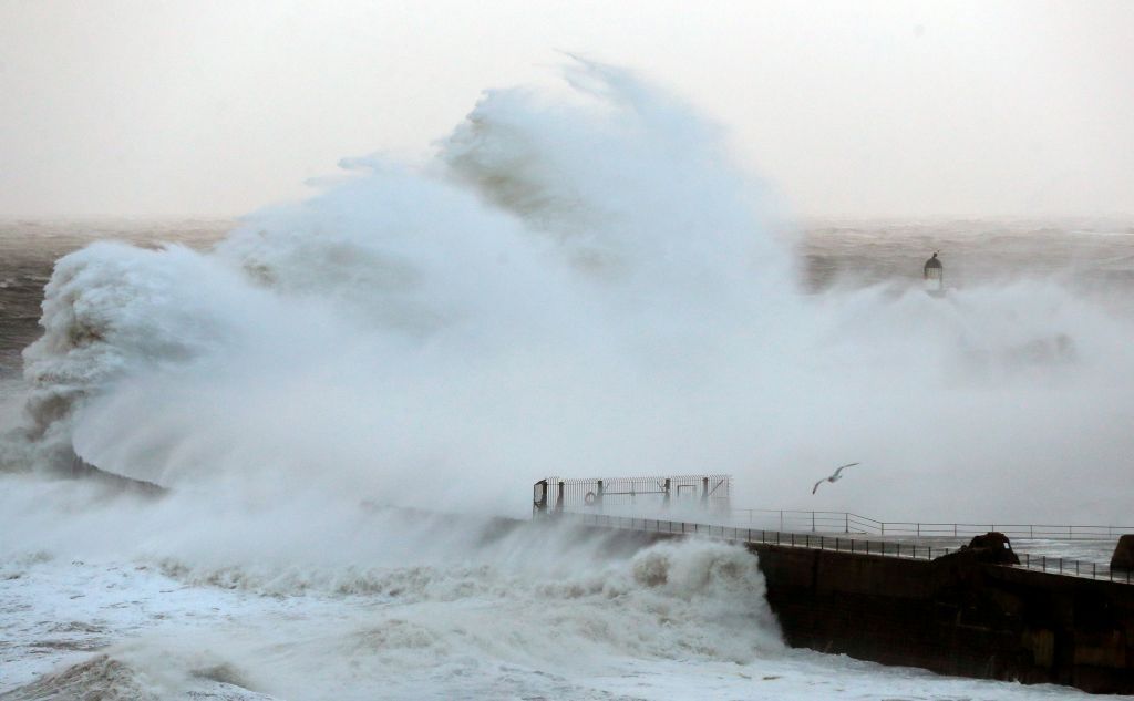 مشاهد مروعة.. هذا ما خلفته العاصفة أروين على المملكة المتحدة 5 مشاهد مروعة.. هذا ما خلفته العاصفة أروين على المملكة المتحدة