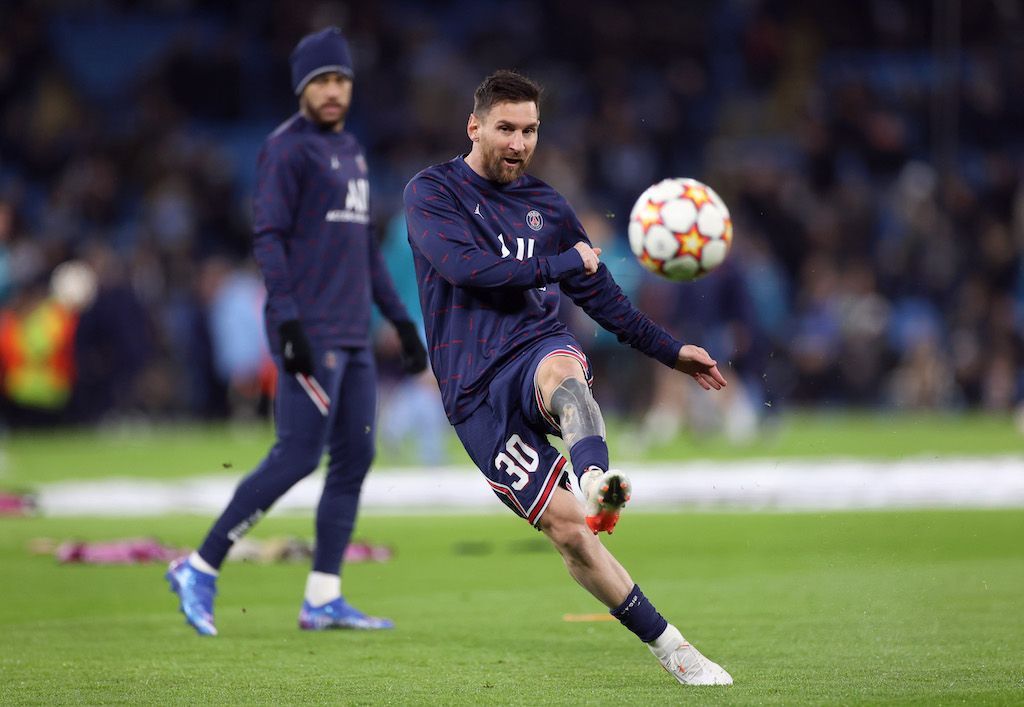 الكرة الذهبية.. أحلام صلاح تصطدم بإنجاز ميسي وأرقام ليفاندوفسكي القياسية