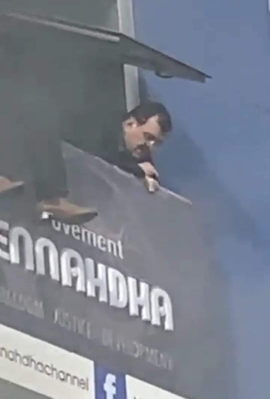 إصابة رئيس الوزراء السابق علي العريض في حريق بمقر النهضة بتونس 1 إصابة رئيس الوزراء السابق علي العريض في حريق بمقر النهضة بتونس