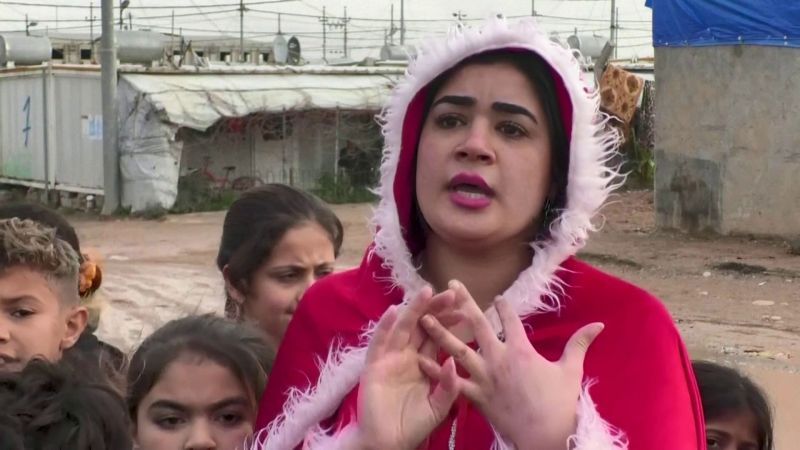 ماما نويل.. عراقية تنشر الأمل في مخيمات النازحين بأربيل