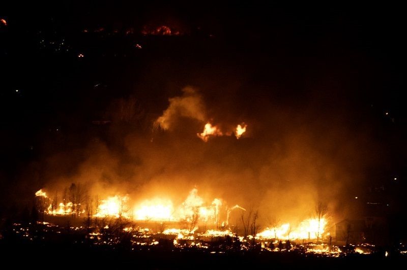 حرائق الغابات تقضي على مئات المنازل في كولورادو