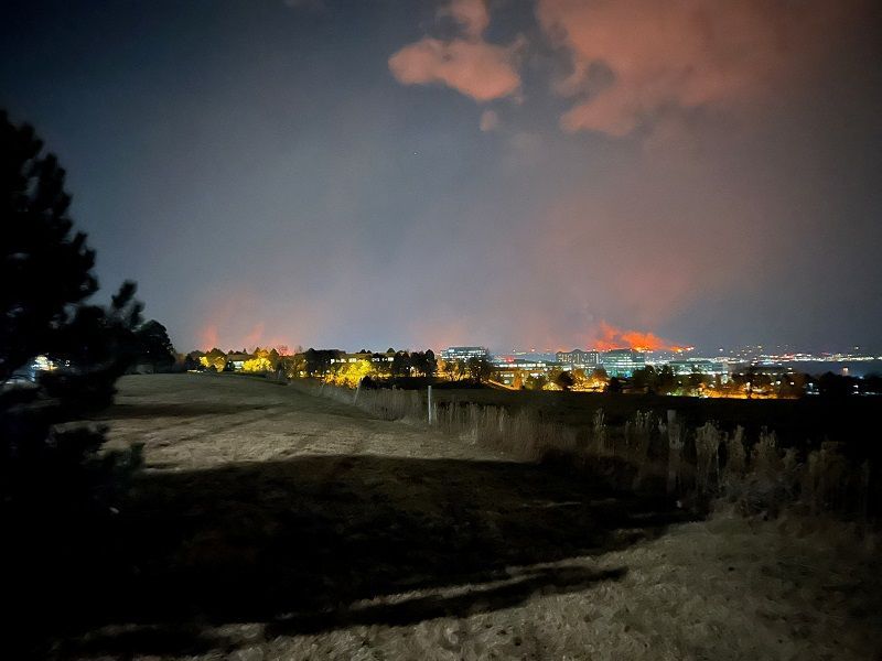 حرائق الغابات تقضي على مئات المنازل في كولورادو