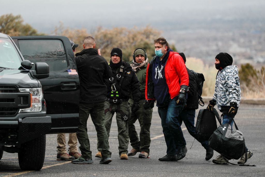 علقوا في عربات تلفريك.. عمليات إنقاذ في ظروف جوية سيئة 1 تلفريك