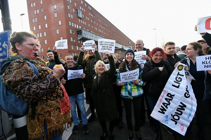 تظاهرة في أمستردام رفضاً للقيود الصحية بحجة تفشي أوميكرون