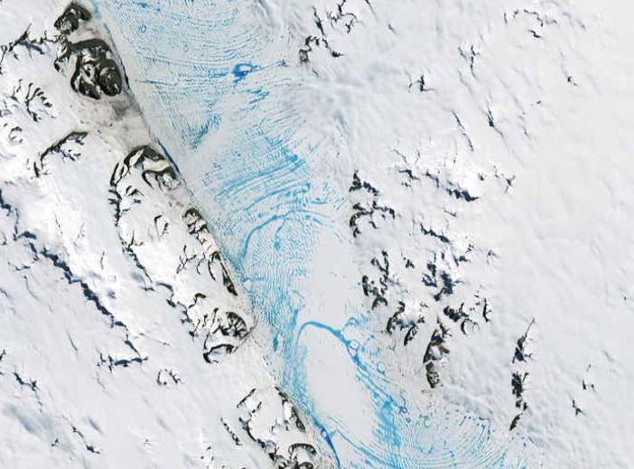 تحذيرات من خطر قادم.. نهر جليدي يهدد العالم