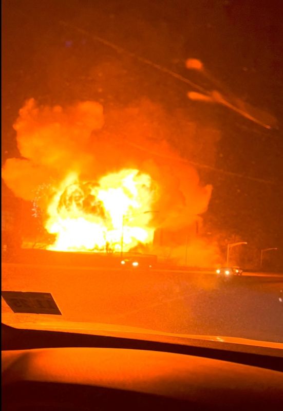 كارثة في نيوجيرسي.. حريق يلتهم مبانٍ بالقرب من مصنع كيماويات 1 كارثة في نيوجيرسي.. حريق يلتهم مبانٍ بالقرب من مصنع كيماويات