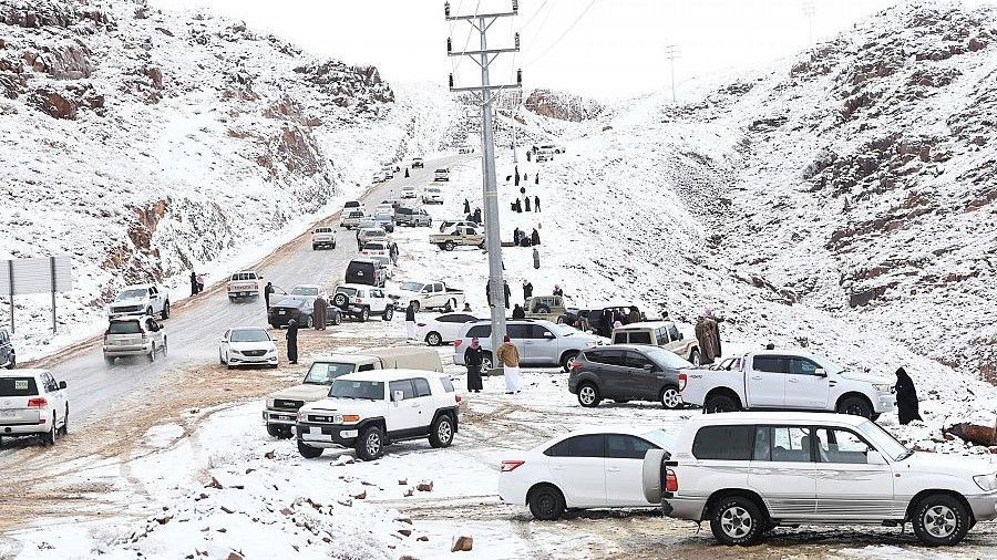 بالصور.. السعوديون يستمتعون بالثلوج التي زارت منطقتي تبوك وطريف