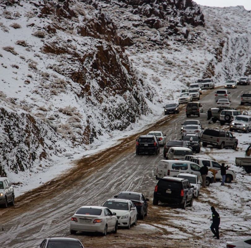 بالصور.. الثلوج تواصل تزيين شوارع مدينة تبوك السعودية 2 بالصور.. الثلوج تواصل تزيين شوارع مدينة تبوك السعودية