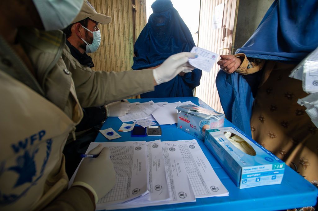 يأتي تسليم الأغذية إلى مقاطعة لوغار في الوقت الذي تحذر فيه الأمم المتحدة من أن 23 مليون أفغاني ، أي أكثر من نصف السكان ، على وشك المجاعة ، في أعقاب الجفاف الشديد ومع اشتداد الشتاء