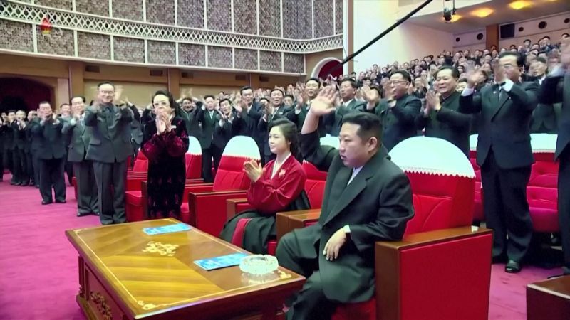 بعد غياب لأشهر.. زوجة زعيم كوريا الشمالية تظهر وتحتفل برأس السنة وظهور نادر لعمته