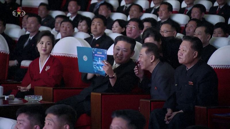 بعد غياب لأشهر.. زوجة زعيم كوريا الشمالية تظهر وتحتفل برأس السنة وظهور نادر لعمته