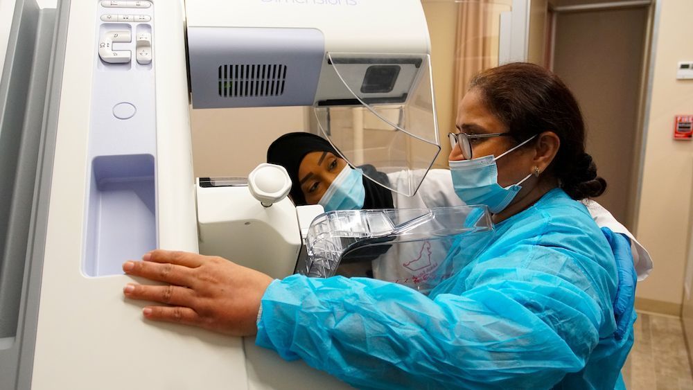 في اليوم العالمي للسرطان قبة الوصل تتزين باللون البرتقالي في إكسبو 2020