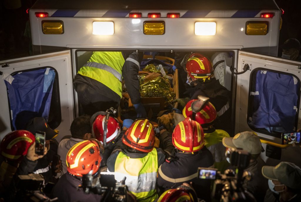 فرق خدمات الطوارئ المغربية تنقل ريان أورام البالغ من العمر خمس سنوات إلى سيارة إسعاف بعد أن إخراجه من بئر سقط فيه في 1 فبراير في قرية إغران النائية في ريف شفشاون الشمالي. أ ف ب