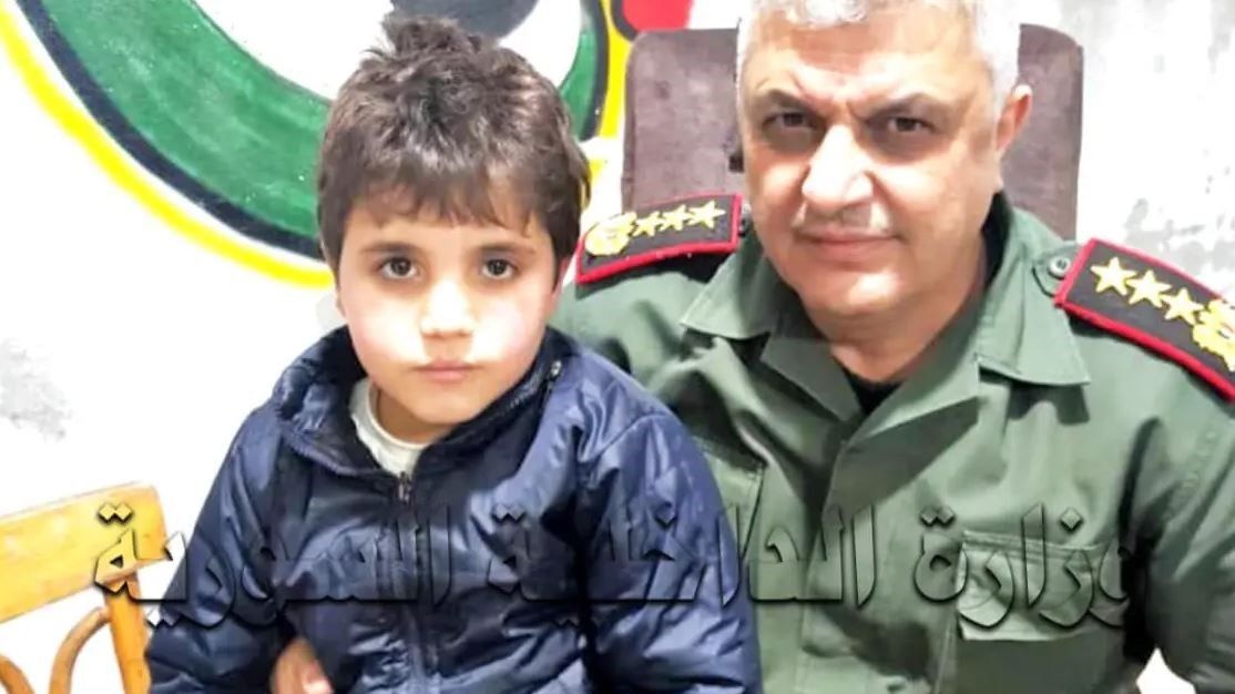 بعد حملة تضامن واسعة.. الطفل السوري فواز قطيفان بين أحضان أهله 1 فواز قطيفان