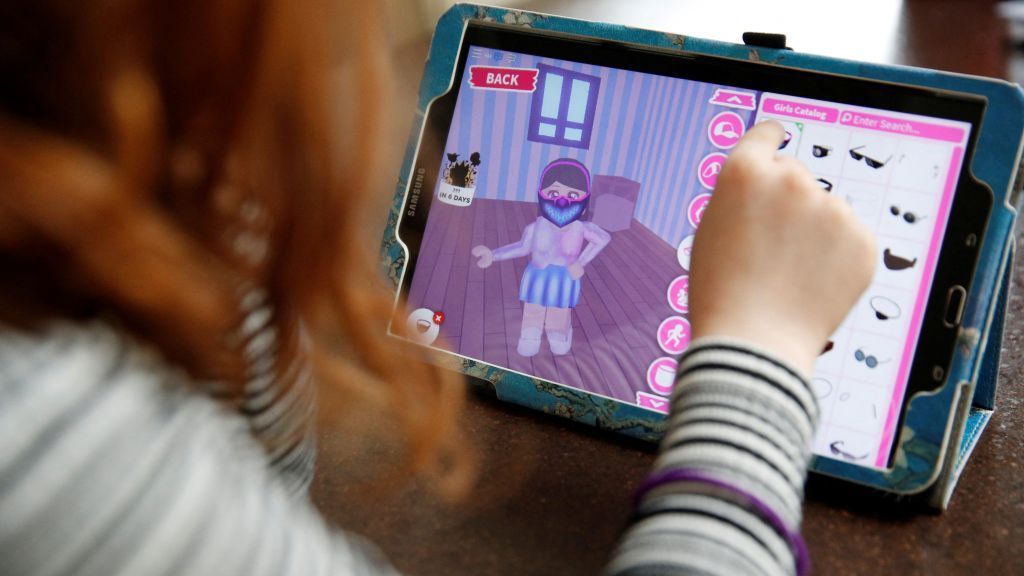 أسهم Roblox تتراجع .. وتحذيرات من مخاطرها على الأطفال