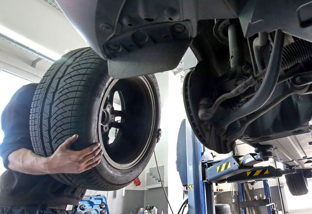 نصائح وإرشادات مهمة لفحص السيارة يجب اتباعها قبل السفر براً يقدمها صاحب محتوى "سيارتك مع عبدالحق" 4 نصائح وإرشادات مهمة يجب اتباعها قبل السفر براً في السيارة