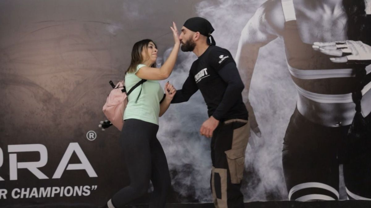 كوني قوية.. تستطعين الآن الرد على أي محاولة لسرقة حقيبة اليد الخاصة بك 2 كوني قوية