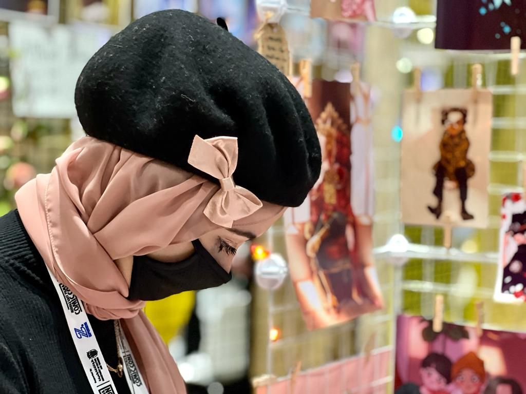 دانا الحسن.. فنانة فلسطينية تبهر رواد كوميك كون أبوظبي 1 دانا الحسن.. فنانة فلسطينية تبهر رواد كوميك كون أبوظبي