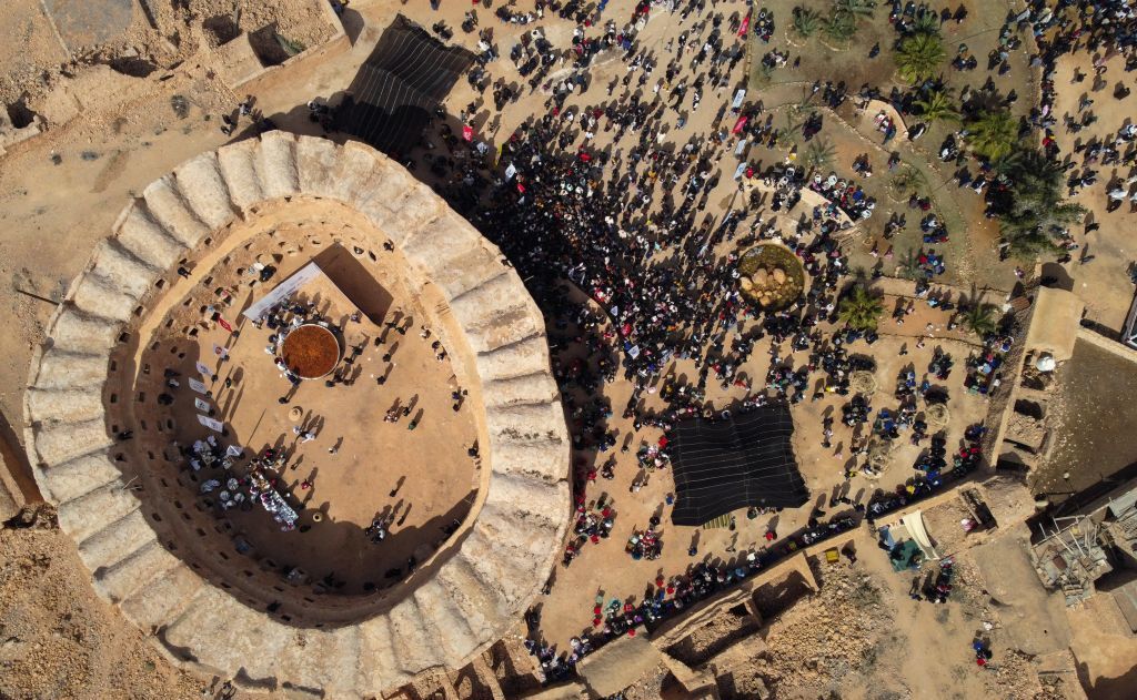 ليبيا تبهر العالم بأكبر طبق من الكسكسي قطره 4 أمتار 2 الكسكس