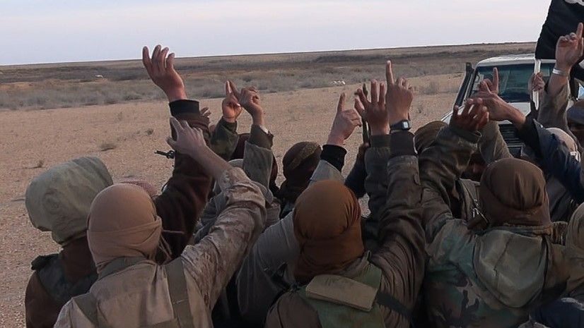 عناصر من تنظيم داعش في ما يسمى "ولاية الشام" وهم يبايعون زعيمهم الجديد "أبو الحسن الهاشمي". 