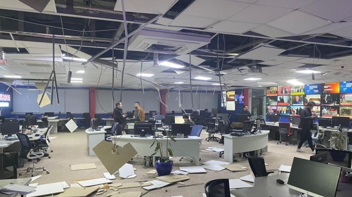 أحد الصواريخ التي استهدفت أربيل يسقط على مقر قناة k24 الكردية الفضائية، ما ألحق بها أضرارا مادية كبيرة.