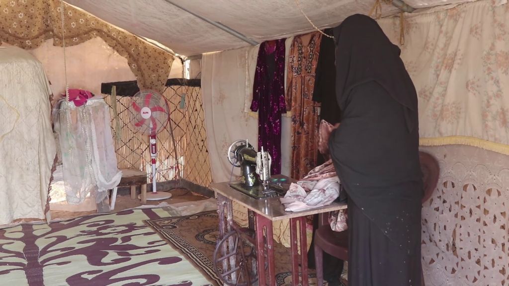 زوجة داعشي تخلع ثوب الماضي وتعود إلى حياتها الطبيعية قبل التنظيم 2 نهلة العيسى، زوجة داعش تحدت المجتمع وعادت إلى حياتها الطبيعية وتعملت منهة الخياطة.